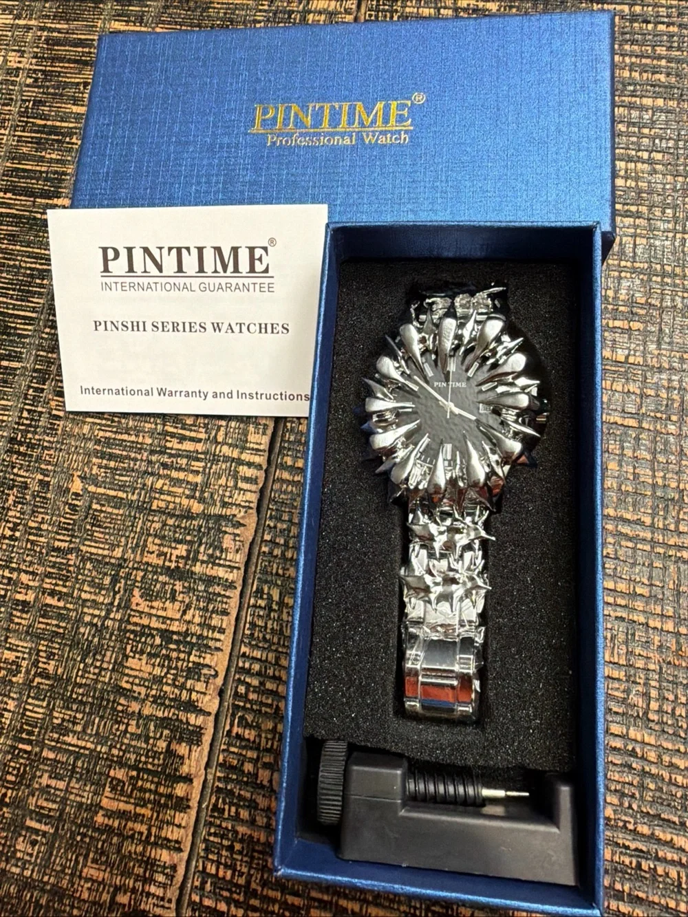 Pintime Watch Silver color Men's Fashion Watch - Elegant Crystal-Style Watch
